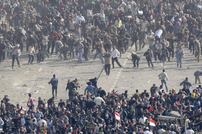 De violents accrochages ont éclaté au Caire, mercredi 2 février, entre des milliers de partisans d'Hosni Moubarak et de manifestants réclamant son départ. Ces scènes de guérilla urbaine interviennent au lendemain de l'intervention télévisée du président égyptien dans laquelle il a annoncé qu'il entendait bien rester en fonctions jusqu'à en septembre prochain, lors de la Présidentielle. 