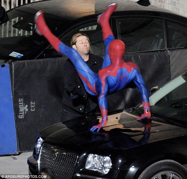 Photos: Garfield porte le costume de Spider-Man sur le tournage !