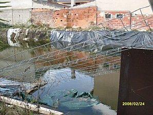 Les photos du plan d'eau rue de la Convention. Vue-du-mur-de-separation-tombe.jpg