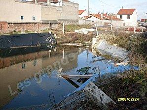 Les photos du plan d'eau rue de la Convention. Vue-vers-la-rue-1.jpg