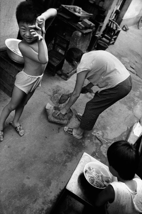 I comme Imiter Chine, 2002 © Marc Riboud
