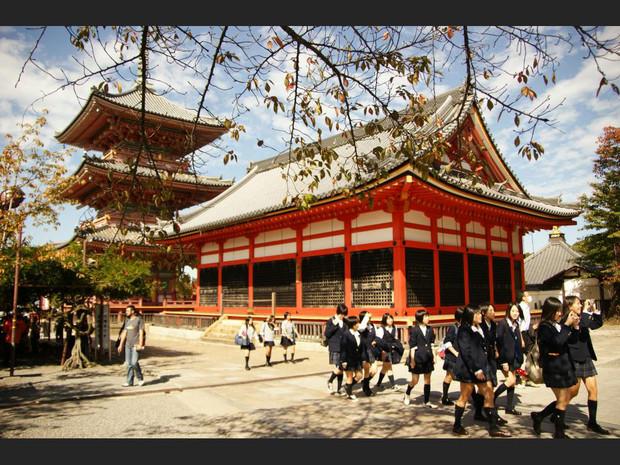 Des élèves passent devant le sanctuaire de Kiyomizu-dera à Kyoto (Japon). Des élèves passent devant le sanctuaire de Kiyomizu-dera à Kyoto (Japon).