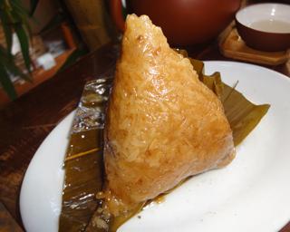 Riz collant farcis au poulet emballé dans une feuille de bambou au Restaurant le Thé à Genève