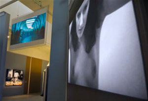 Pour chaque salle, le sens de visite est indiqué par l’extrait de Millennium Mambo ©Stéphane Dabrowski Brune ou blonde, ça décoiffe !