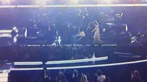 Christina Aguilera ... Sa grosse chute en live aux Grammy Awards 2011 (vidéo) Christina Aguilera ... Sa grosse chute en live aux Grammy Awards 2011 (vidéo)