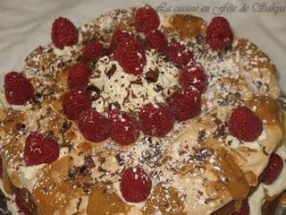 Gâteau au chocolat meringué au mascarpone, caramel à la fleur de sel et framboises