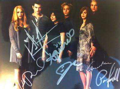 Les acteurs de Twilight signent pour la bonne cause Les acteurs de Twilight signent pour la bonne cause