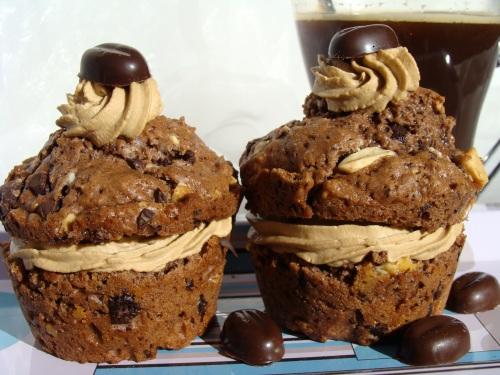 Deux versions pour des muffins aux deux chocolats fourrés : rhum-raisins et café-amaretto