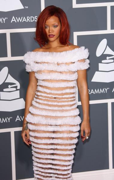 WOW... Rihanna à moitié nue aux Grammy Awards ! LADY GAGA