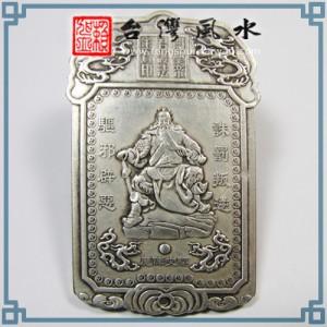 presse papier feng shui general guan yu en argent Un peu de deco Feng Shui au bureau