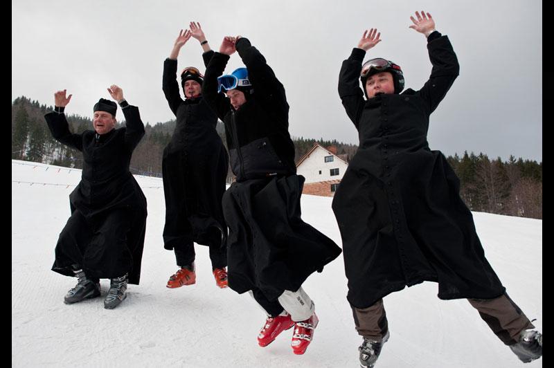 Des prêtres catholiques s’échauffent avant le début du 14ème championnat de ski alpin réservé aux ecclésiastiques de Wisla, en Pologne du Sud, le 12 février.