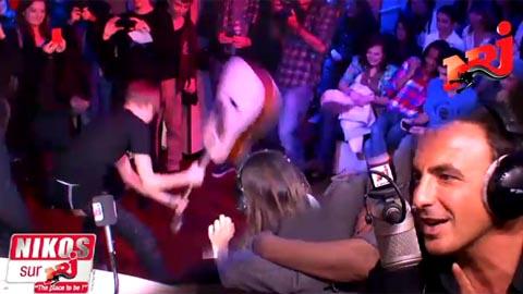 Justin Bieber ... VIDEO ... il casse une guitare chez NRJ et ''frappe'' Mustapha du 6/9 Justin Bieber ... VIDEO ... il casse une guitare chez NRJ et ''frappe'' Mustapha du 6/9