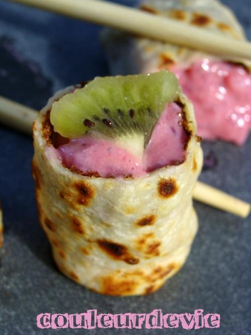 Makis au riz au lait, coulis de framboise et kiwi