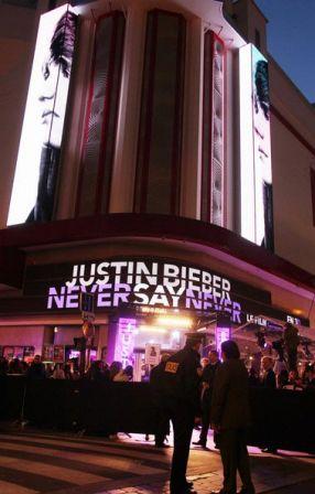Justin_Bieber_arriving_French_premiere_movie_QrD0SmbwiB4l.jpg