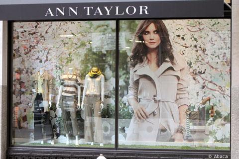 Katie Holmes magnifique pour Ann Taylor ... la preuve en photos et vidéo Katie Holmes magnifique pour Ann Taylor ... la preuve en photos et vidéo