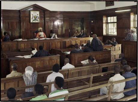 Uganda / Oeganda. Jan Banning 2010. Kampala High Court in session. To the right, two suspects.