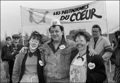 MOBILISONS-NOUS POUR LES RESTOS DU COEUR ....MERCI COLUCHE !!! coluche1erdistrib.jpg
