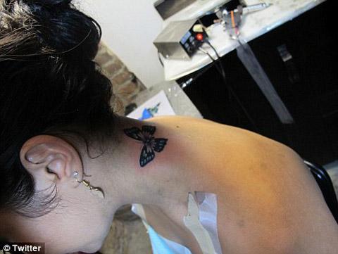 Photo ... Vanessa Hudgens s'est faite un tatouage dans le cou Photo ... Vanessa Hudgens s'est faite un tatouage dans le cou