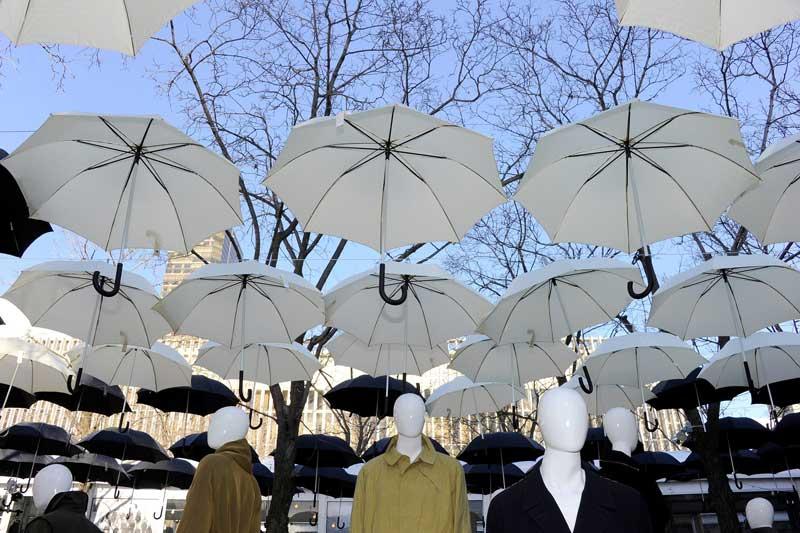 Politique...ment pour de vrai-faux! Un aperçu de la Fall 2011 Mercedes-Benz Fashion Week qui prend fin jeudi 17 février, au Lincoln Center, à New York.