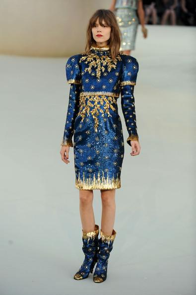 http://www.eluxcubrations.com/wp-content/uploads/Chanel+Runway+PFW+Haute+Couture+F+W+2011+Dkh1RyKF3Idl.jpg