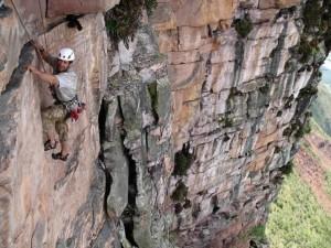 Steve Backshall à l'assaut de l'Upuigma. Photo © Geckochasing Steve Backshall à l'assaut de l'Upuigma. Photo © Geckochasing
