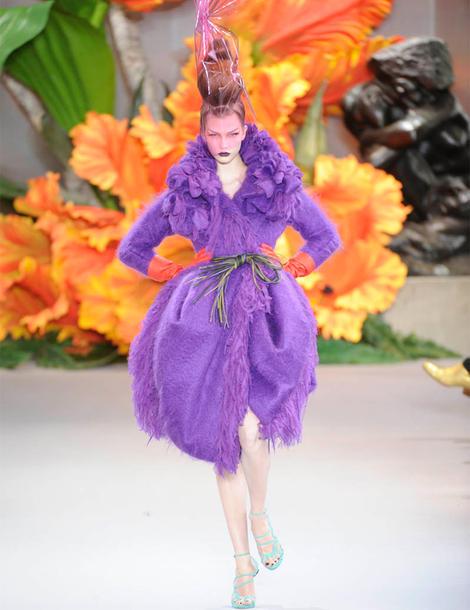 http://www.grazia.fr/storage/images/media/images/mode/fashion-show/hc-automne-hiver-2010-11/dior/defile-dior-haute-couture-collection-automne-hiver-2010-2011/1008741-1-fre-FR/Defile-Dior-Haute-Couture-collection-automne-hiver-2010-2011_portrait_gallery.jpe