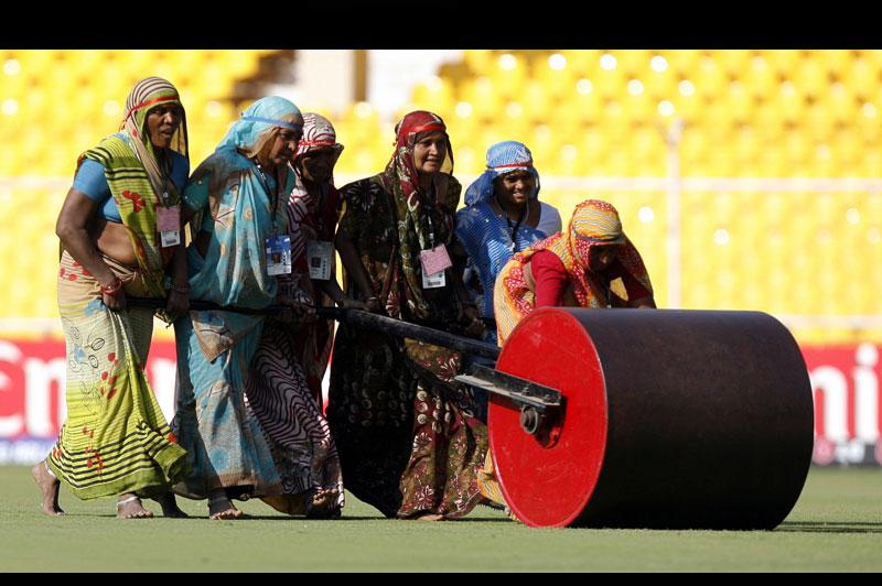 Dimanche 20 février, à Ahmedabad, dans l'État du Gujarat, en Inde, ces femmes entretiennent et passent au rouleau la pelouse d’un terrain de cricket, à l’occasion de la dixième édition de la Coupe du monde qui se déroule jusqu’au 2 avril 2011. Les quarante-neuf matchs de la compétition sont joués au format «One-day International» (ODI). 