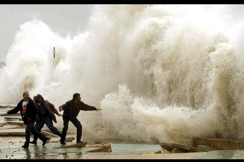 Ces passants ont été surpris par les fortes vagues qui se sont abattues sur le port libanais de Sidon, dimanche 20 février. Les importantes rafales de vent ont obligé les autorités à fermer les routes côtières et les ports.