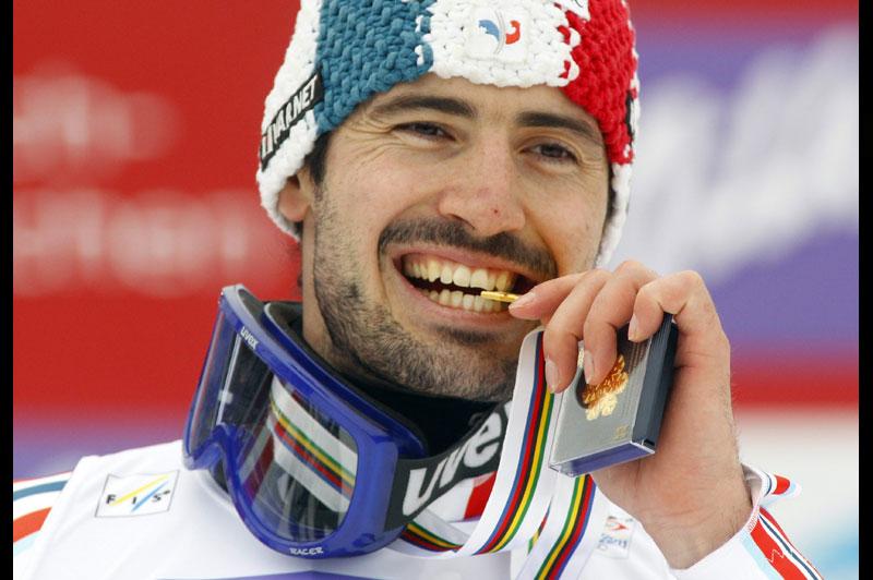 Dimanche 20 février, Jean-Baptiste Grange a décroché la première médaille d'or de sa carrière, en remportant le slalom de clôture de ski alpin aux Mondiaux de Garmisch-Parten-kirchen, en Allemagne. Il a devancé le Suédois Jens Byggmark et l'Italien Manfred Mölgg. 