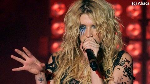 Kesha ... Elle a fait un saut en parachute (vidéo) Kesha ... Elle a fait un saut en parachute (vidéo)
