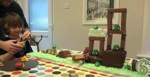 Un enfant reçoit un gâteau d’anniversaire avec lequel il peut jouer
