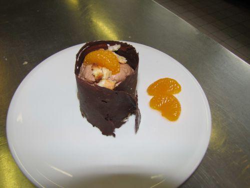 Mousse au chocolat au lait caramel sur feuilletine et biscuit aux mandarines et amandes