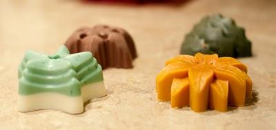 LES NOUVEAUX SAVONS VONT-ILS DETRÔNER LE GEL-DOUCHE ? LES NOUVEAUX SAVONS VONT-ILS DETRÔNER LE GEL-DOUCHE ?