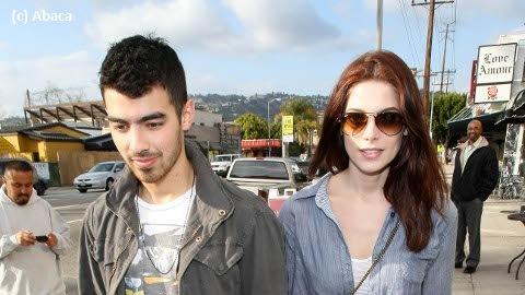 Joe Jonas et Ashley Greene ... Amoureux et heureux (photos) Joe Jonas et Ashley Greene ... Amoureux et heureux (photos)