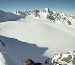 Une chute impressionnante d'un skieur au sommet d'une montagne vidéo skieur sommet montagne chute