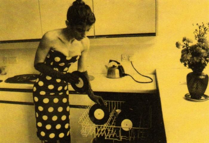 ARTS SONORES, FESTIVALS A GOGO ET DÉSERTS AU QUOTIDIEN http://www.esad-stg.net/local/cache-vignettes/L700xH481_jpg_hermine_washingup-a1121.jpg