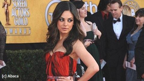 Mila Kunis ... En couple avec le joueur de football américain Aaron Rodgers Mila Kunis ... En couple avec le joueur de football américain Aaron Rodgers