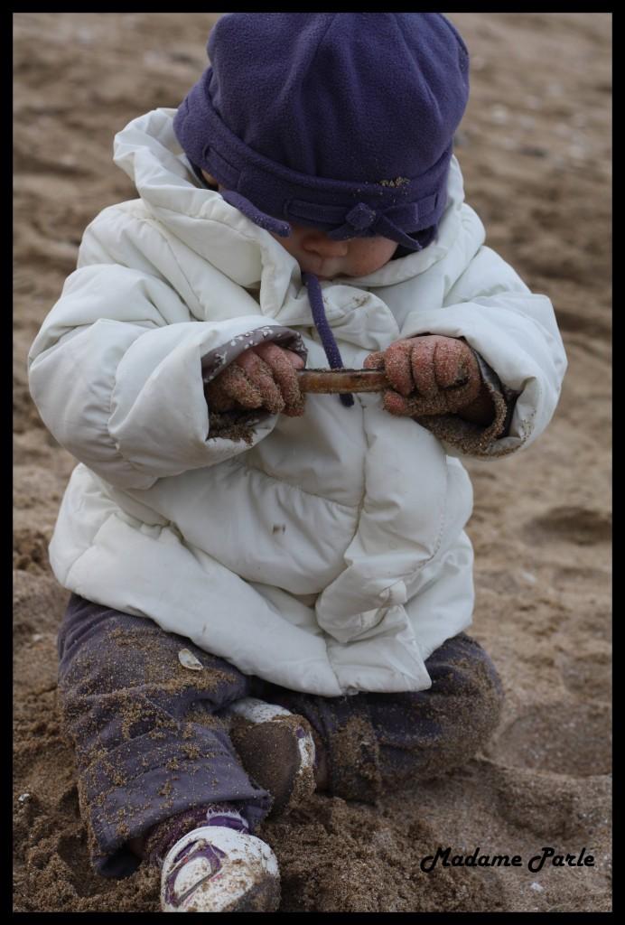 oh un couteau! La plage avec des enfants par mauvais temps.