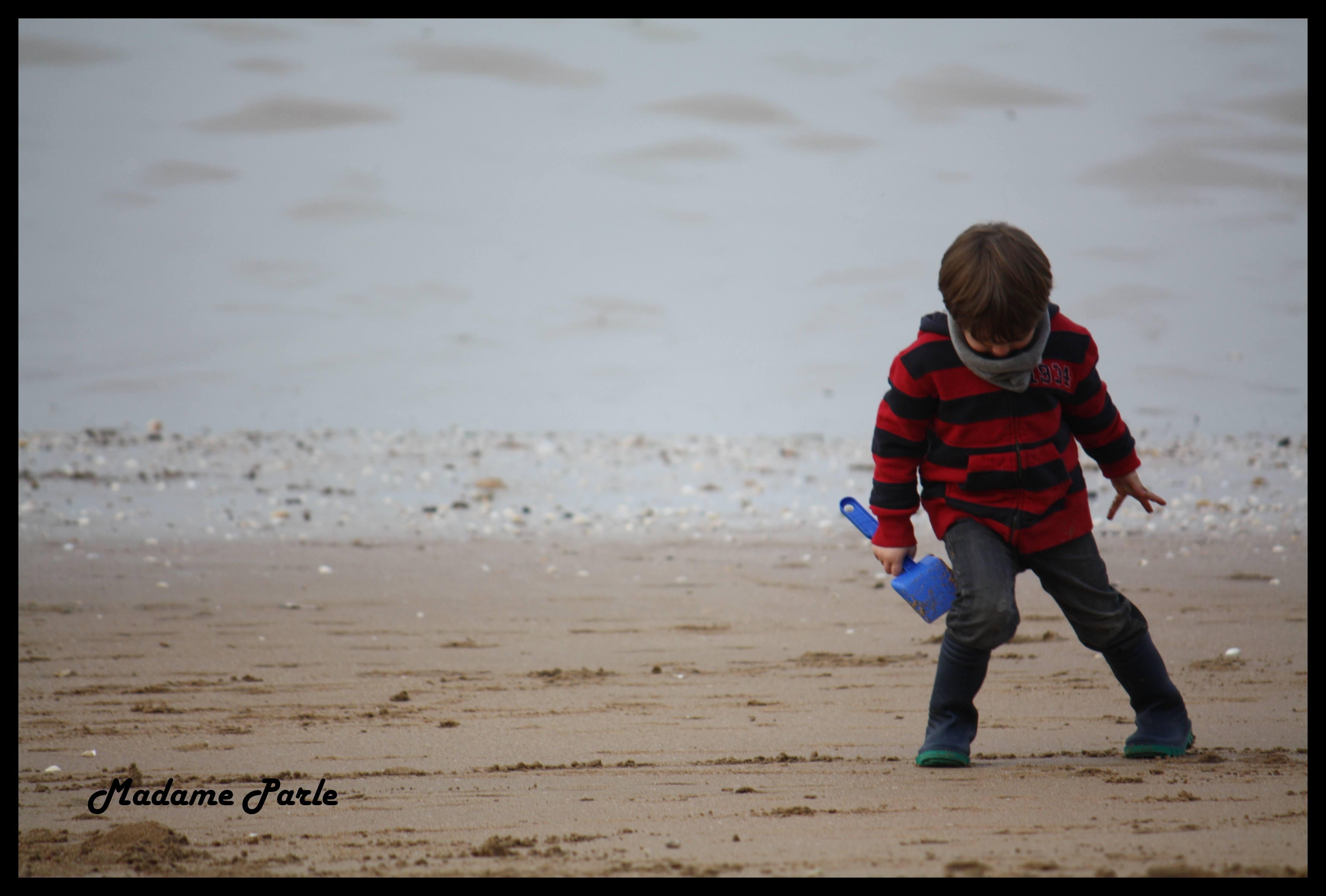 Seul sur le sable.. La plage avec des enfants par mauvais temps.