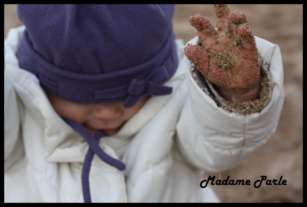 ca gratouille La plage avec des enfants par mauvais temps.