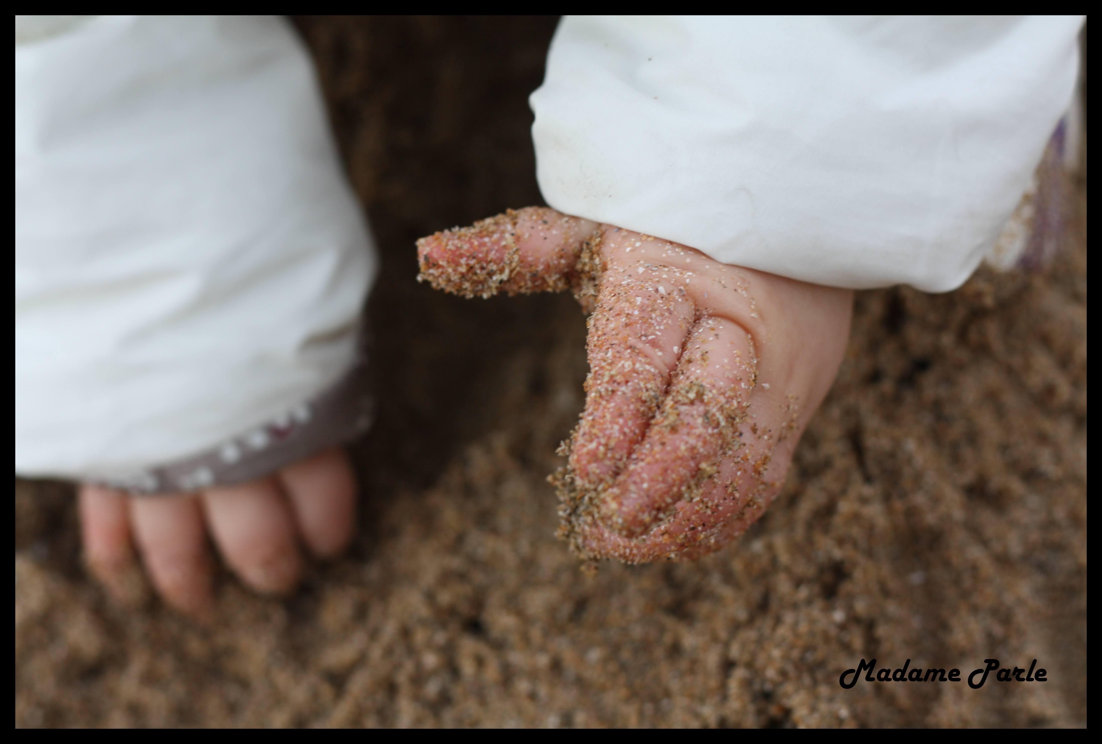 ca chatouille La plage avec des enfants par mauvais temps.