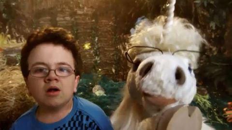Keenan Cahill ... Sa nouvelle vidéo ... Avec une licorne Keenan Cahill ... Sa nouvelle vidéo ... Avec une licorne