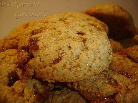 Cookies aux pommes,flocons d'avoine et bonbons au caramel cookies pommes caramel assiette
