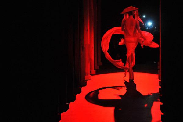 Lady gaga défile pour Mugler à Paris et présente un inédit : Government Hooker (vidéo) Lady gaga défile pour Mugler à Paris et présente un inédit : Government Hooker (vidéo)