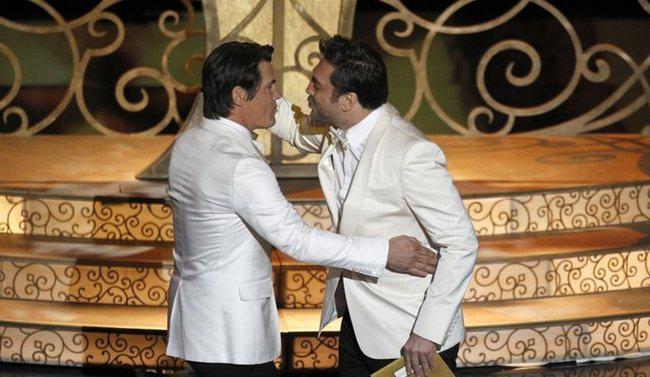 Oscars : le baiser gay censuré entre Javier Bardem et Josh Brolin que vous n'avez pas vu (vidéo) Oscars : le baiser gay censuré entre Javier Bardem et Josh Brolin que vous n'avez pas vu (vidéo)