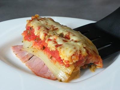 Blancs de poireaux gratinés au jambon et sauce tomate améliorée