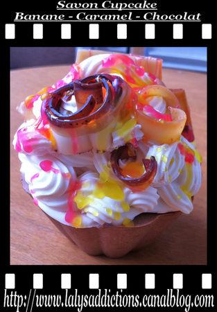 Un savon Cupcake Banane-Chocolat-Caramel savon_cupcake_banane_caramel_chocolat_avec_deco