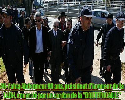 ALGERIE : Les contre-manifestants, composés de policiers de militants des partis au pouvoir et de truands, la harcèlent et bloquent les opposants avant qu'ils ne manifestent le 5 mars ALGERIE : Les contre-manifestants, composés de policiers de militants des partis au pouvoir et de truands, la harcèlent et bloquent les opposants avant qu'ils ne manifestent le 5 mars