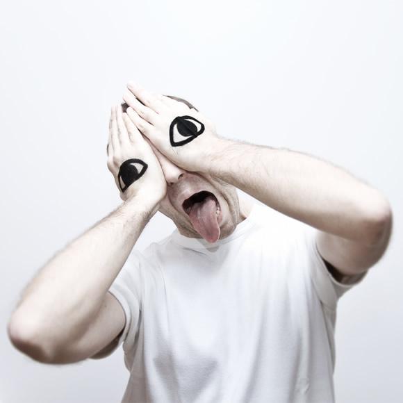 Trois singes de la sagesse - Masquer- autoportrait conceptuel Trois singes de la sagesse - Masquer- autoportrait photographie