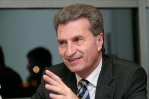 Günther Oettinger met en garde contre des objectifs trop ambitieux de réduction d’émissions de CO²
